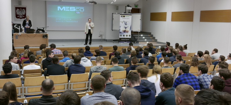 Tłumy studentów podczas seminarium „Symulacja w nauce i przemyśle”