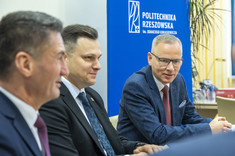 Od lewej: mgr P. Kuchta, M. Nazarewicz, prof. PRz L. Gniewek,