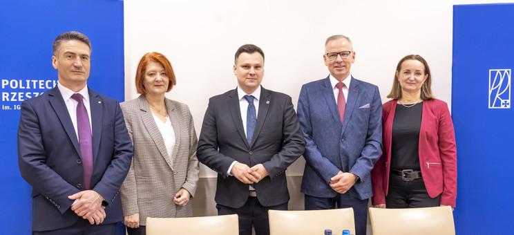 Od lewej: mgr P. Kuchta, prof. D. Papciak, M. Nazarewicz, prof. PRz L. Gniewek, prof. B. Tchórzewska-Cieślak,